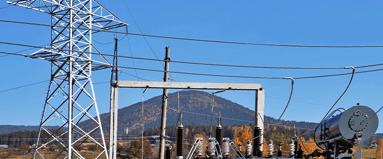 Torres de transmisión y subestación eléctrica