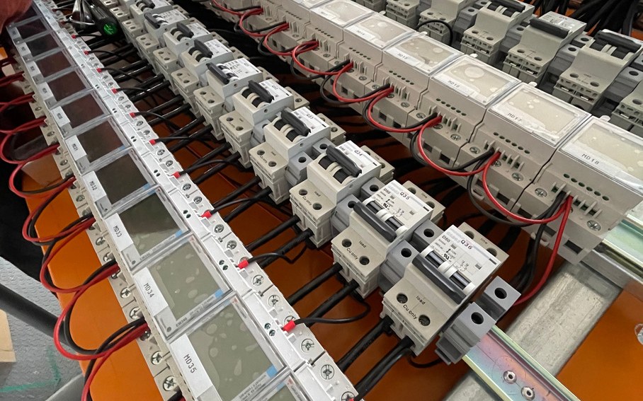 Medidores de energía en riel durante la instalación