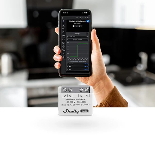 Mano con un celular y un medidor de energía Shelly
