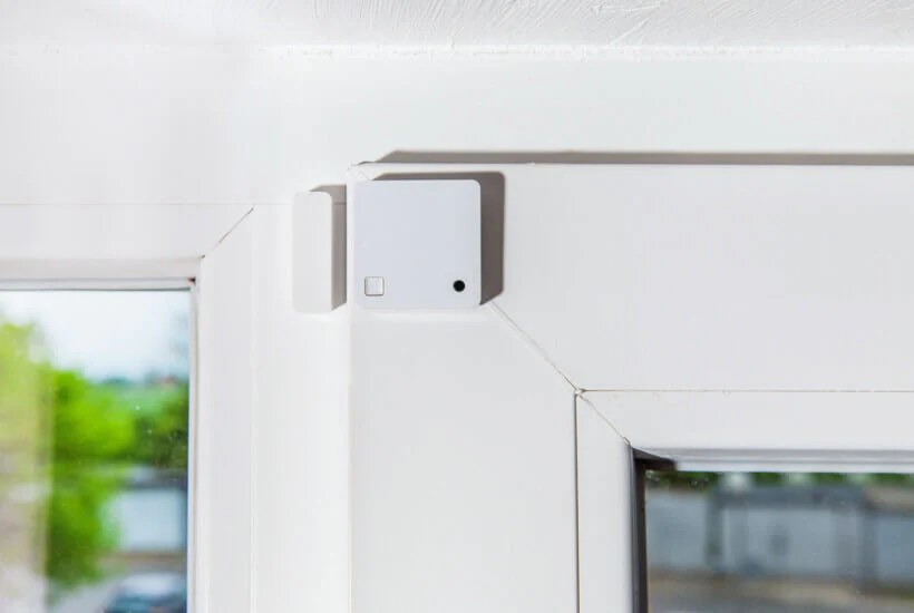 Sensor de apertura en el marco de una ventana