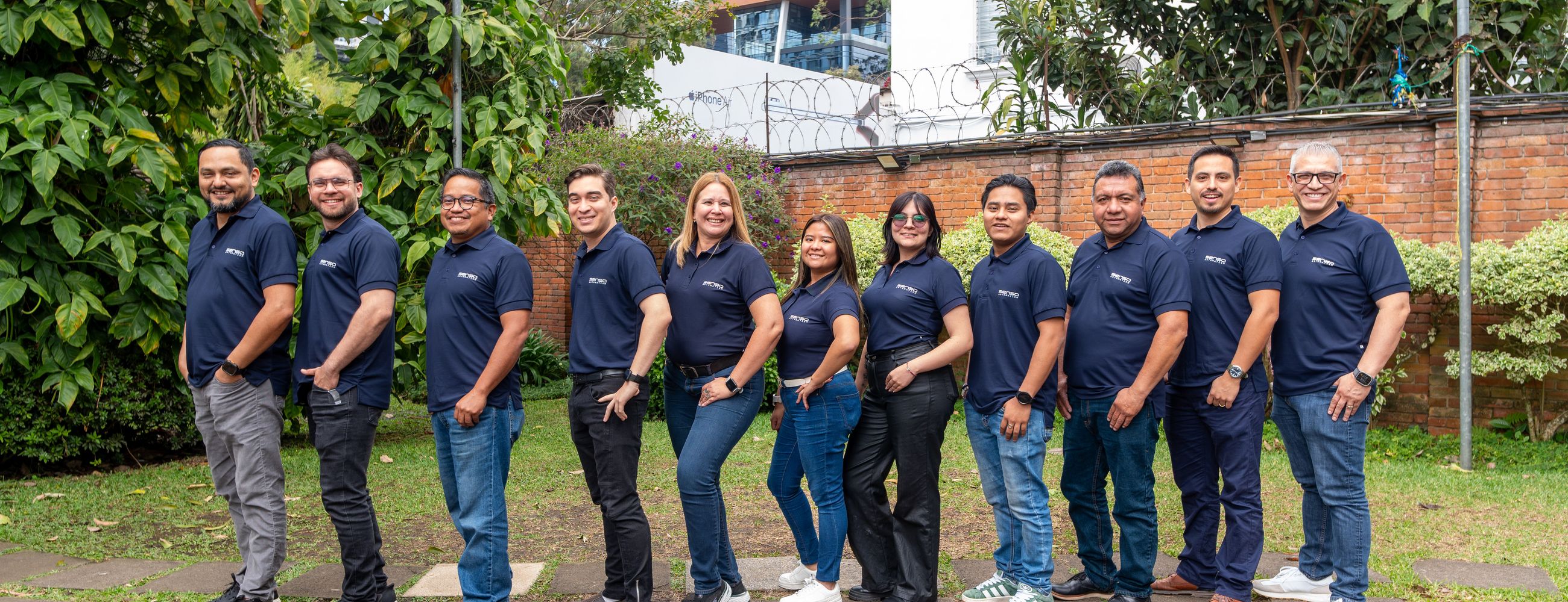 Equipo de SENSA con polos azul marino